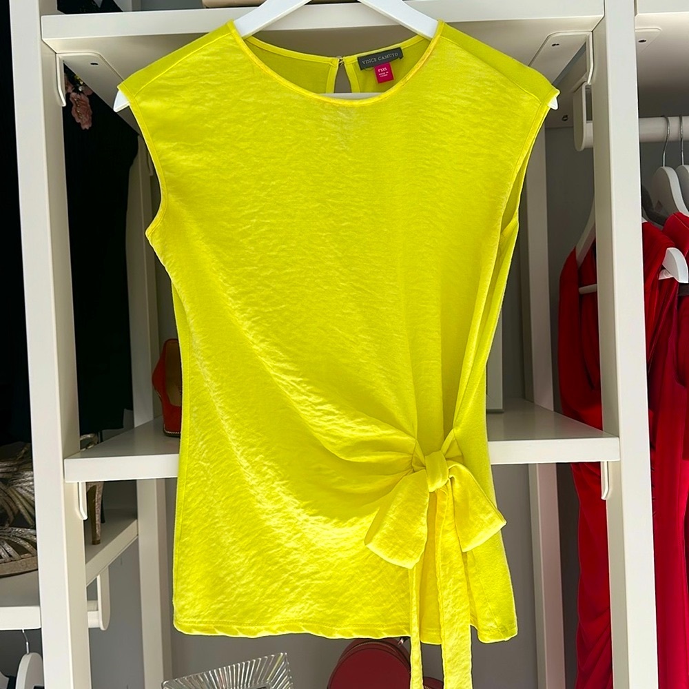 Vince Camuto 🍋 yellow side tie top - runs large